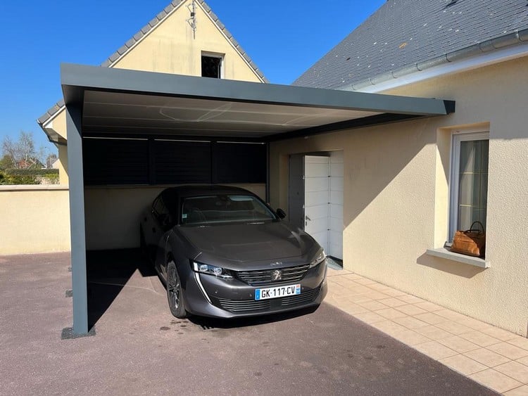 Installation d’Carport en aluminium avec brise-vue signé Brustor au Chesnay Installation d’Carport en aluminium avec brise-vue signé Brustor au Chesnay