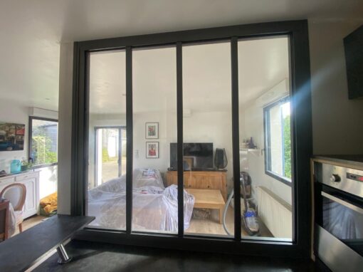 Réalisation à Saint-Nom-la-Bretèche : Installation d’une verrière aluminium à petits bois collés AXALU