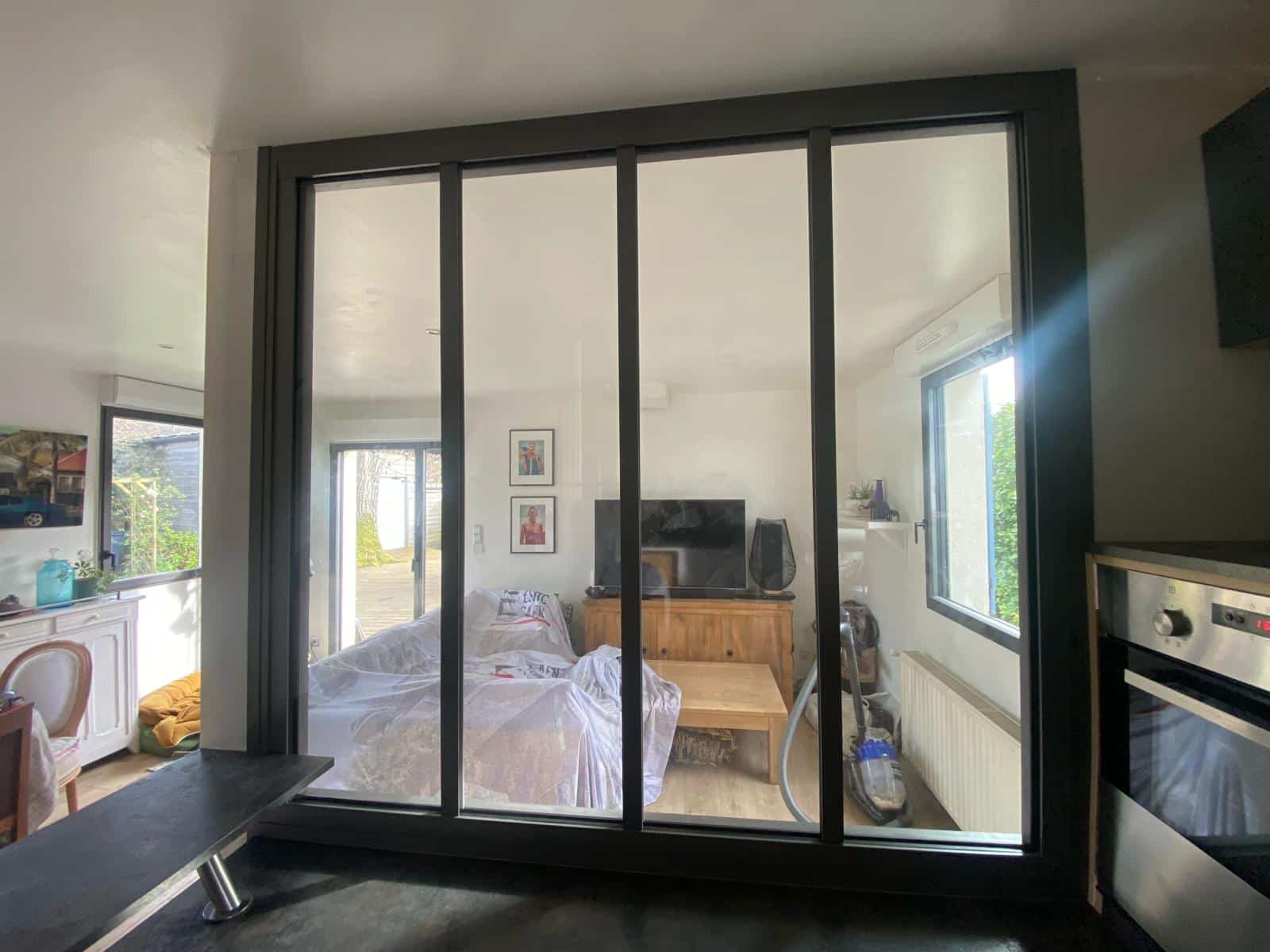 Réalisation à Saint-Nom-la-Bretèche : Installation d’une verrière aluminium à petits bois collés AXALU Réalisation à Saint-Nom-la-Bretèche : Installation d’une verrière aluminium à petits bois collés AXALU