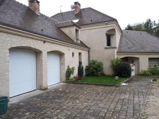 Réalisation à Voisins-le-Bretonneux : Installation de deux portes de garage sectionnelles GYPASSE