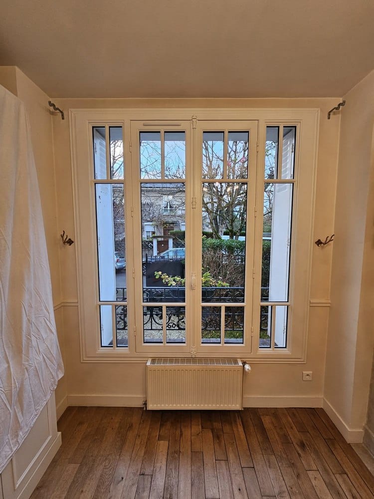 Réalisation à Asnières-sur-Seine : Installation d’une Fenêtre en Bois – Marque ATULAM Réalisation à Asnières-sur-Seine : Installation d’une Fenêtre en Bois – Marque ATULAM