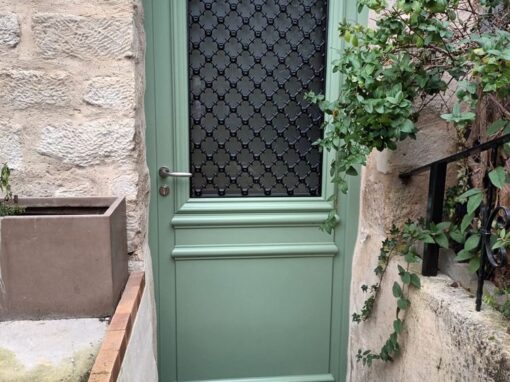 Installation d’une porte d’entrée en bois signée Bel’M à Franconville