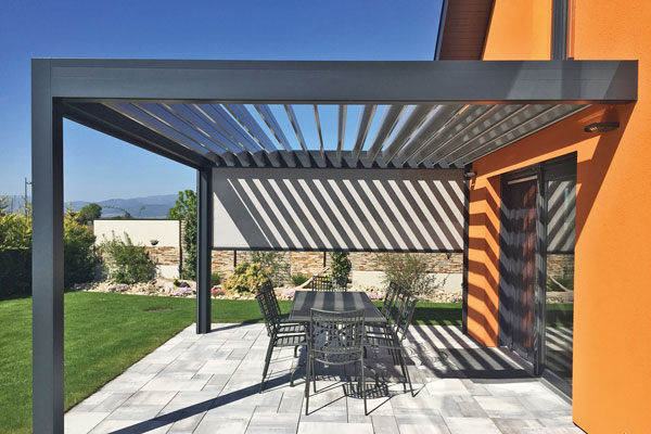 Pergola, stores, volets à lames orientables… comment se protéger du soleil ?