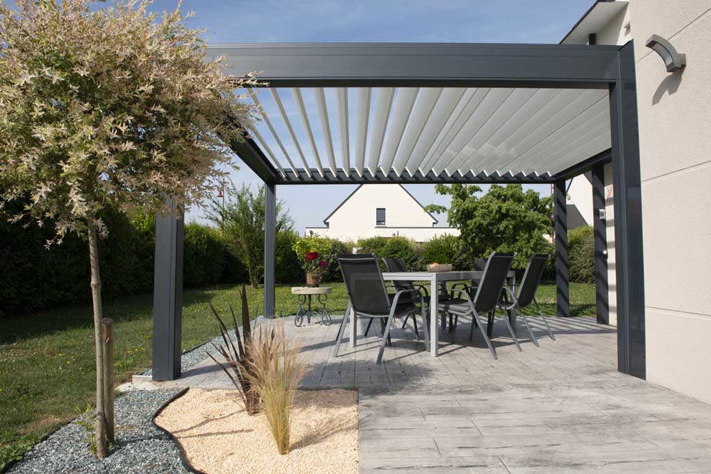 Comment fermer une pergola au fil des saisons et de ses envies ?