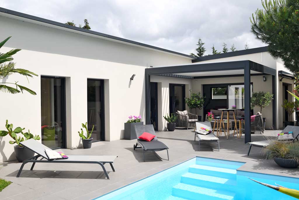 Pergolas bioclimatique au bord d'une piscine