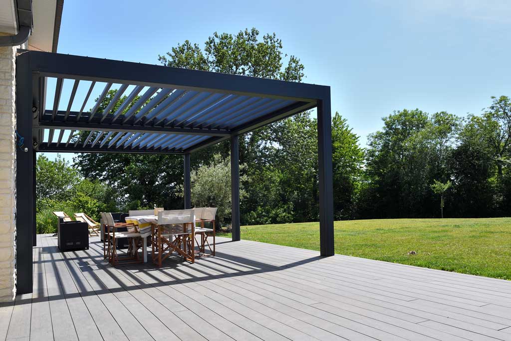 Pergola bioclimatique en terrasse de jardin