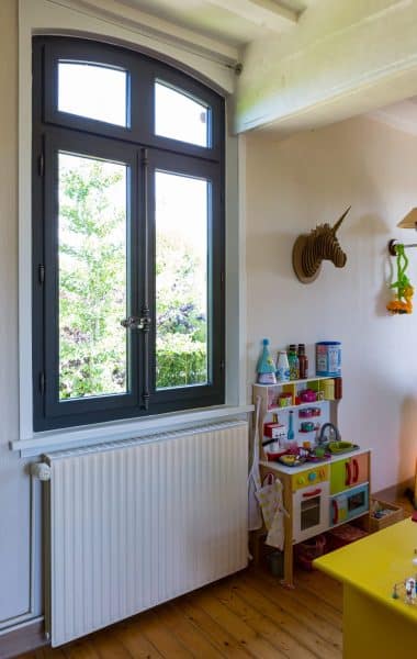 Fenêtre bois de couleur sombre style traditionnel