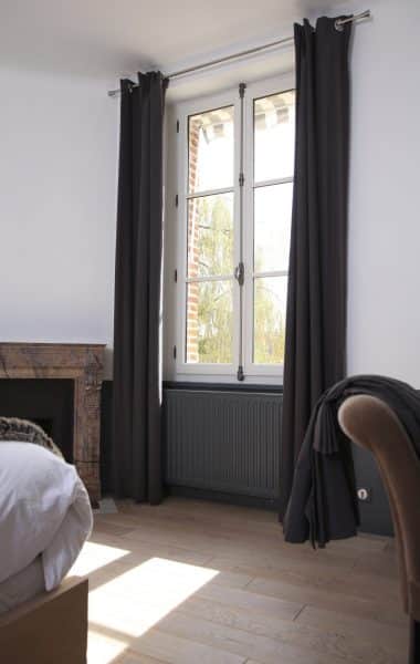 Fenêtre bois de couleur claire style traditionnel