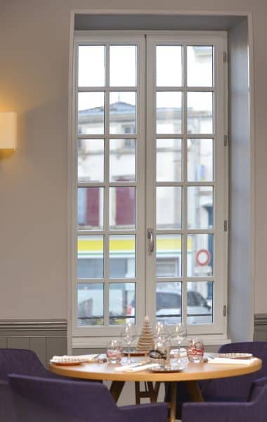 Fenêtre bois de couleur claire style contemporain avec petits carreaux
