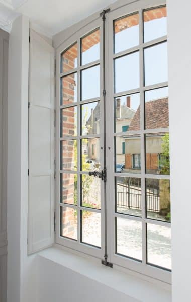 Fenêtre bois blanche style haussmanienne avec petit carreaux