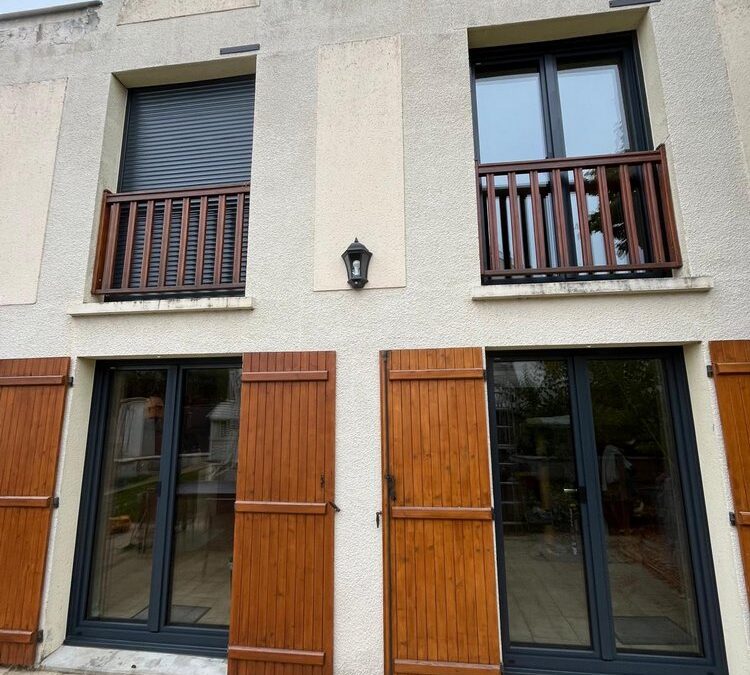 Réalisation à Villaines-sur-Seine : Volets roulants solaires Tradi Somfy IO RS 100+ en gris anthracite