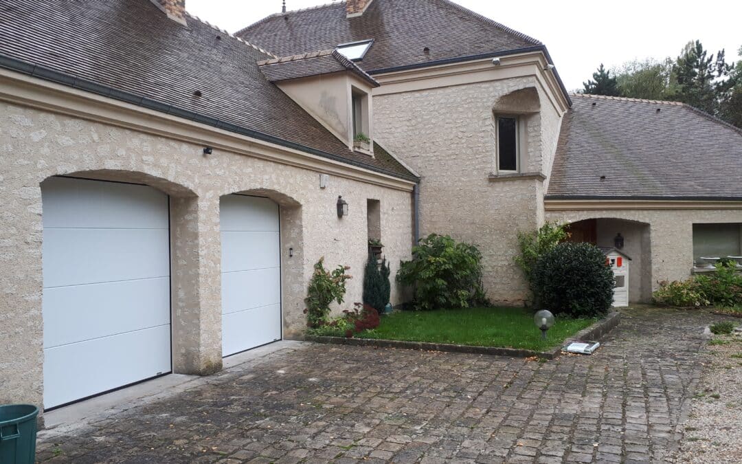 Réalisation à Voisins-le-Bretonneux : Installation de deux portes de garage sectionnelles GYPASSE