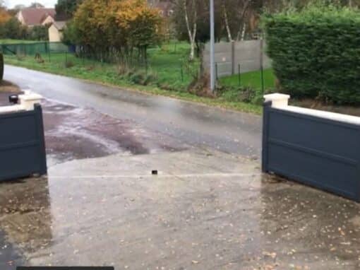 Réalisation à Fontenay-le-Fleury : Installation d’un Portail Anaé – Marque Kostum avec Motorisation Somfy